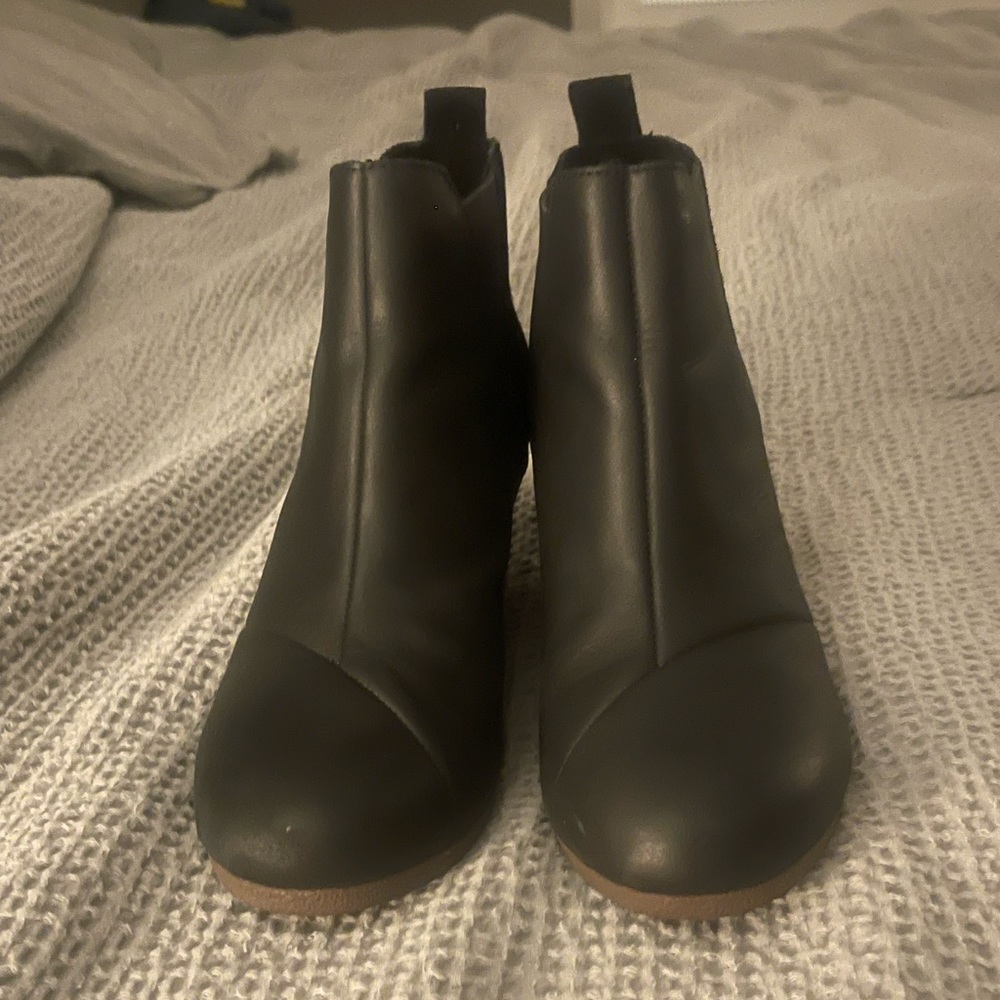 TOMS Women’s 7 Kelsey Wedge Booties